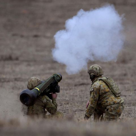 Soldaten der Armee von Australien beim Abschuss einer Javelin-Panzerabwehrrakete während einer Übung