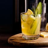 Tipp 3: Wählen Sie Ihre Getränke mit Bedacht  Wasser ist zwar langweilig, aber Softdrinks, Saft oder Tee mit Milch und Zucker können ganz erheblich zur Energiezufuhr beitragen. Deshalb sollte man besser zu polyphenolreiche oder probiotische Getränke greifen. Kaffee ist reich an Polyphenolen und enthält Ballaststoffe. Grüner Tee, insbesondere Matcha-Pulver, hat dank spezifischer Polyphenole, darunter Grüntee-Katechine und Ballaststoffe, eine Reihe bekannter Vorteile.  Bei kalten Getränken sollten Sie Fruchtsäfte und Softdrinks vermeiden, so der Wissenschaftler Spector. Stattdessen sollte man zu Kombucha greifen, die ohne Zuckerzusatz und mit probiotischen Stämmen sind, da er von den Mikroben fermentiert wird. Wer eine Alternative zu Milchshakes oder Smoothies sucht, sollte Kefir wählen. Mit Mandeln oder gehackten Früchten wird er vielfältig im Geschmack.