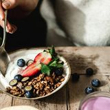 Tipp 5: Verändern Sie die Art Ihrer Grundnahrungsmittel  Wählen Sie Brot mit einem hohen Anteil an Ballaststoffen, Samen und ohne Zuckerzusatz. Wenn man gemischte Nüsse und Samen zu Naturjoghurt mit polyphenolreichen Beeren wie beispielsweise Blaubeeren hinzufügt, kann man ein nahrhaftes Frühstück genießen, das den Blutzuckerspiegel nicht in die Höhe treibt. Wenn Sie Ihrem Joghurt einen zusätzlichen probiotischen Schub geben wollen, fügen Sie einfach einen Spritzer Kefir hinzu. Wer täglich fermentierte Lebensmittel zu sich nehmen möchte, sollte Miso-Pasta anstelle von Brühwürfeln verwenden, so Spector. Das gibt den Gerichten Geschmack und Umami. Schließlich kann man weißen Reis und weiße Nudeln einfach durch Vollkornprodukte ersetzen. Reis durch Perlgraupen und Buchweizen anstelle von Couscous und Dinkelspaghetti anstelle von einfachen weißen Spaghetti.