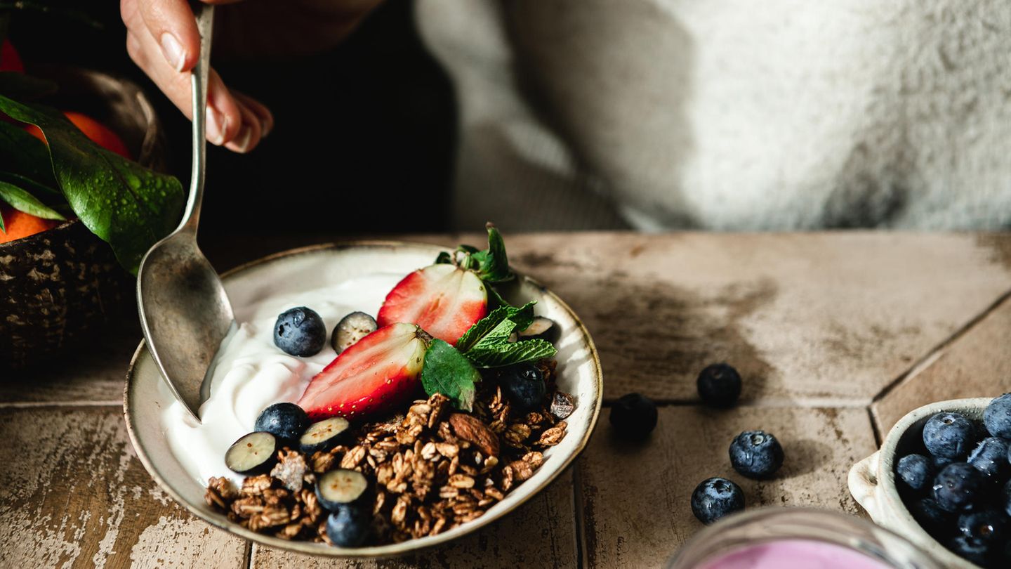 Ernährung: Tipp 5: Verändern Sie die Art Ihrer Grundnahrungsmittel Wählen Sie Brot mit einem hohen Anteil an Ballaststoffen, Samen und ohne Zuckerzusatz. Wenn man gemischte Nüsse und Samen zu Naturjoghurt mit polyphenolreichen Beeren wie beispielsweise Blaubeeren hinzufügt, kann man ein nahrhaftes Frühstück genießen, das den Blutzuckerspiegel nicht in die Höhe treibt. Wenn Sie Ihrem Joghurt einen zusätzlichen probiotischen Schub geben wollen, fügen Sie einfach einen Spritzer Kefir hinzu. Wer täglich fermentierte Lebensmittel zu sich nehmen möchte, sollte Miso-Pasta anstelle von Brühwürfeln verwenden, so Spector. Das gibt den Gerichten Geschmack und Umami. Schließlich kann man weißen Reis und weiße Nudeln einfach durch Vollkornprodukte ersetzen. Reis durch Perlgraupen und Buchweizen anstelle von Couscous und Dinkelspaghetti anstelle von einfachen weißen Spaghetti. Tipp 5: Verändern Sie die Art Ihrer Grundnahrungsmittel Wählen Sie Brot mit einem hohen Anteil an Ballaststoffen, Samen und ohne Zuckerzusatz. Wenn man gemischte Nüsse und Samen zu Naturjoghurt mit polyphenolreichen Beeren wie beispielsweise Blaubeeren hinzufügt, kann man ein nahrhaftes Frühstück genießen, das den Blutzuckerspiegel nicht in die Höhe treibt. Wenn Sie Ihrem Joghurt einen zusätzlichen probiotischen Schub geben wollen, fügen Sie einfach einen Spritzer Kefir hinzu. Wer täglich fermentierte Lebensmittel zu sich nehmen möchte, sollte Miso-Pasta anstelle von Brühwürfeln verwenden, so Spector. Das gibt den Gerichten Geschmack und Umami. Schließlich kann man weißen Reis und weiße Nudeln einfach durch Vollkornprodukte ersetzen. Reis durch Perlgraupen und Buchweizen anstelle von Couscous und Dinkelspaghetti anstelle von einfachen weißen Spaghetti.