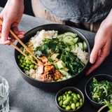 Tipp 1: Starten Sie Ihre Mahlzeit mit Ballaststoffen  Die einfachste Möglichkeit, unseren Körper dabei zu unterstützen übermäßiges Essen zu vermeiden, besteht darin, die Reihenfolge zu ändern. So ein Tipp von Wissenschaftler Tim Spector. Der Griff zum Brotkorb zu Beginn einer Mahlzeit führt zu einem raschen Anstieg des Blutzuckerspiegels und einer anschließenden Insulinreaktion. Das führt dazu, dass man wenige Stunden später müde und hungrig ist. Spector empfiehlt mit einer gegrillten Gemüseplatte, einer Auswahl an knackigem Gemüse oder frisch gehackten Kräutern mit einem einfachen Dressing aus Olivenöl und Essig oder Zitrone zu starten.