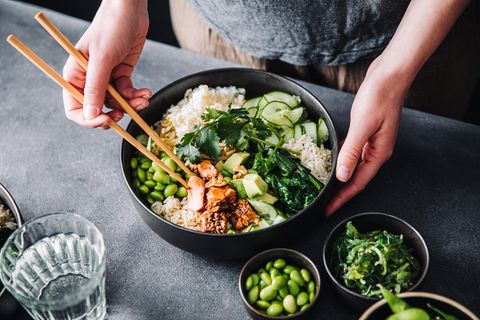 Tipp 1: Starten Sie Ihre Mahlzeit mit Ballaststoffen  Die einfachste Möglichkeit, unseren Körper dabei zu unterstützen übermäßiges Essen zu vermeiden, besteht darin, die Reihenfolge zu ändern. So ein Tipp von Wissenschaftler Tim Spector. Der Griff zum Brotkorb zu Beginn einer Mahlzeit führt zu einem raschen Anstieg des Blutzuckerspiegels und einer anschließenden Insulinreaktion. Das führt dazu, dass man wenige Stunden später müde und hungrig ist. Spector empfiehlt mit einer gegrillten Gemüseplatte, einer Auswahl an knackigem Gemüse oder frisch gehackten Kräutern mit einem einfachen Dressing aus Olivenöl und Essig oder Zitrone zu starten.