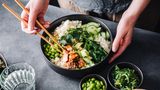 Tipp 1: Starten Sie Ihre Mahlzeit mit Ballaststoffen  Die einfachste Möglichkeit, unseren Körper dabei zu unterstützen übermäßiges Essen zu vermeiden, besteht darin, die Reihenfolge zu ändern. So ein Tipp von Wissenschaftler Tim Spector. Der Griff zum Brotkorb zu Beginn einer Mahlzeit führt zu einem raschen Anstieg des Blutzuckerspiegels und einer anschließenden Insulinreaktion. Das führt dazu, dass man wenige Stunden später müde und hungrig ist. Spector empfiehlt mit einer gegrillten Gemüseplatte, einer Auswahl an knackigem Gemüse oder frisch gehackten Kräutern mit einem einfachen Dressing aus Olivenöl und Essig oder Zitrone zu starten.