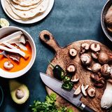 Tipp 2: Greifen Sie zu hochwertigem, fleischlosen Eiweiß  Gute Eiweißquellen sind beispielsweise Getreide, Hülsenfrüchte, Pilze oder nachhaltige Meeresfrüchte. Mittlerweile ist zwar bekannt, dass hochwertiges Eiweiß für unsere Ernährung wichtig ist, aber nicht, dass es auch andere Quellen gibt außer die klassische Kombination "Fleisch und zwei Gemüsesorten". Spectors Empfehlung lautet daher: Geräucherter Tofu und Pilze sind überraschend schmackhaft und kann in Salaten und Pfannengerichten als zusätzliche Eiweißquellen verwendet werden.