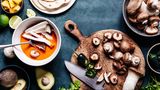 Tipp 2: Greifen Sie zu hochwertigem, fleischlosen Eiweiß  Gute Eiweißquellen sind beispielsweise Getreide, Hülsenfrüchte, Pilze oder nachhaltige Meeresfrüchte. Mittlerweile ist zwar bekannt, dass hochwertiges Eiweiß für unsere Ernährung wichtig ist, aber nicht, dass es auch andere Quellen gibt außer die klassische Kombination "Fleisch und zwei Gemüsesorten". Spectors Empfehlung lautet daher: Geräucherter Tofu und Pilze sind überraschend schmackhaft und kann in Salaten und Pfannengerichten als zusätzliche Eiweißquellen verwendet werden.