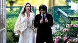 27. April 2023  Angelina Jolie mit Sohn Maddox bei Staatsbankett im Weißen Haus  US-Präsident Joe Biden hat im Weißen Haus ein Staatsbankett zu Ehren des südkoreanischen Präsidenten Yoon Suk Yeol und dessen Frau Kim Keon Hee ausgerichtet. Zu den rund 200 Gästen aus Politik und Gesellschaft zählten auch Angelina Jolie und ihr Sohn Maddox. Der 21-Jährige ist das erste Kind des Filmstars, wurde in Kambodscha geboren und mit wenigen Monaten von Jolie adoptiert. Auf dem berüchtigten Flug 2016 der damals noch vereinten Jolie-Pitt-Familie soll unter anderem ein Disput zwischen Maddox und Brad Pitt für das Ehe-Aus des Hollywoodpaars geführt haben. Seither hieß es immer wieder in US-Medien, dass sich der junge Mann auf die Seite seiner Mutter geschlagen habe. Und die beiden haben eine besondere Beziehung zu Korea: Maddox startete 2019 in Seoul ein Studium, Mama Jolie brachte ihn dafür persönlich hin. "Ich versuche, nicht zu weinen", sagte sie damals, während Kommilitonen sie filmten. Als die Corona-Pandemie in Korea zu wüten begann, holte sie ihren ältesten Sohn wieder nach Hause. Das Foto zeigt Jolie und Maddox bei der Ankunft im Weißen Haus. Ebenfalls eingeladen war etwa die US-Snowboard-Olympiasiegerin Chloe Kim. Für das Essen war der US-koreanische Starkoch Edward Lee verantwortlich.