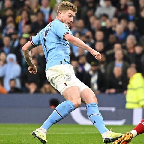 Kevin De Bruyne spielte an diesem Abend im Etihad-Stadion von Manchester City unvergleichlich stark und war für die Defensive von Arsenal London nicht zu stoppen. Das belgische Genie erzielte das erste und das dritte Tor für die Citizens, jeweils nach Vorarbeit von Erling Haaland.