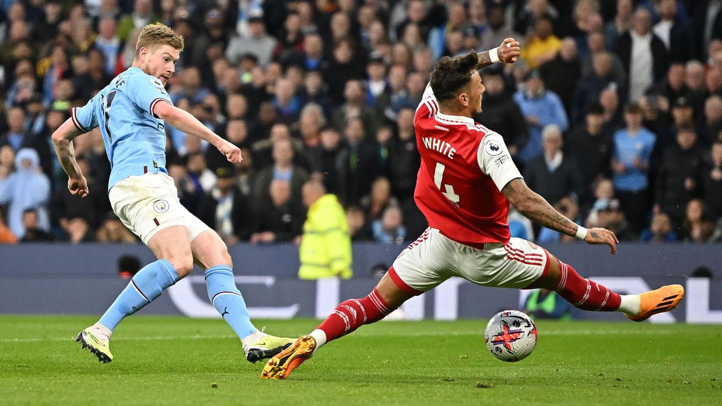 Kevin De Bruyne spielte an diesem Abend im Etihad-Stadion von Manchester City unvergleichlich stark und war für die Defensive von Arsenal London nicht zu stoppen. Das belgische Genie erzielte das erste und das dritte Tor für die Citizens, jeweils nach Vorarbeit von Erling Haaland.