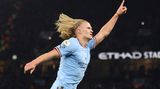 Beim Jubeln ließ Haaland die blonden Haare fliegen. Die Fans witzelten auf Twitter, dass er erst getroffen habe, nachdem er sich in den Donnergott Thor verwandelt hat.