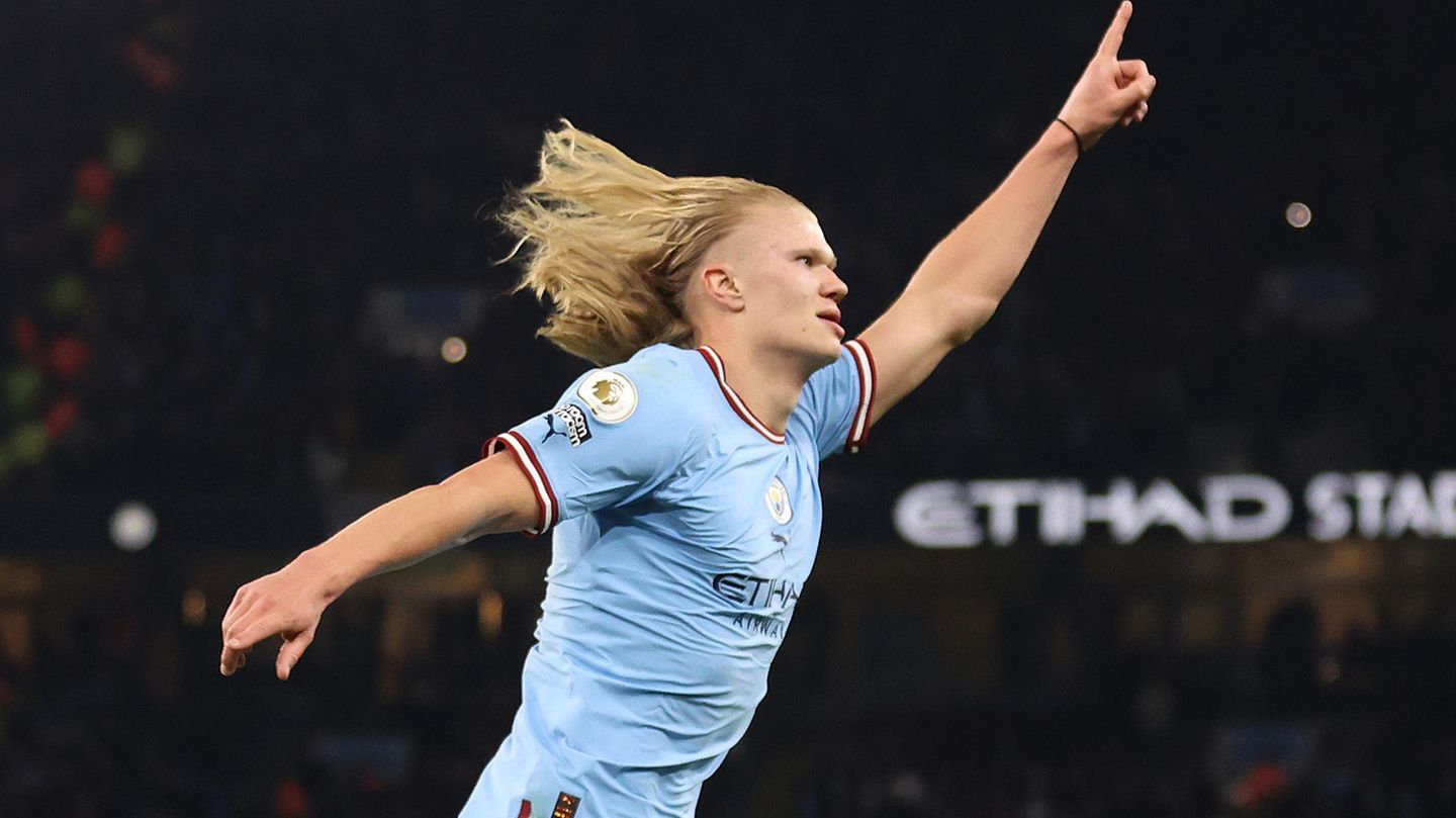 Beim Jubeln ließ Haaland die blonden Haare fliegen. Die Fans witzelten auf Twitter, dass er erst getroffen habe, nachdem er sich in den Donnergott Thor verwandelt hat.
