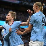 De Bruyne jubelt über sein erstes Tor, Haaland gratuliert hier noch mit anständig gezopftem Haar. Gegen die unglaubliche Wucht der beiden Ausnahmespieler war Arsenal machtlos.
