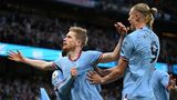 De Bruyne jubelt über sein erstes Tor, Haaland gratuliert hier noch mit anständig gezopftem Haar. Gegen die unglaubliche Wucht der beiden Ausnahmespieler war Arsenal machtlos.