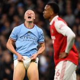 Haaland legte zunächst Tore auf, selbst vergab er seine ersten Chancen. Das ärgerte ihn so, dass er zwischendurch seinen Frust an der Hose ausließ.