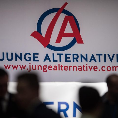 Mitglieder stehen in Bottrop (Nordrhein-Westfalen) beim Bundeskongress der Jungen Alternative nebeneinander