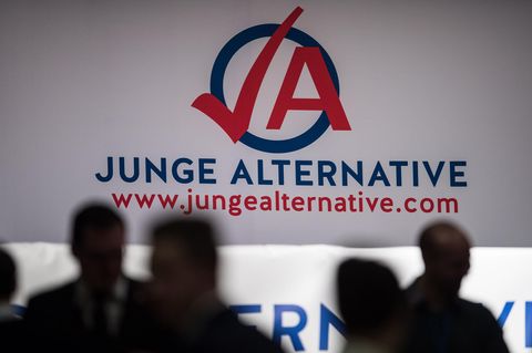 Mitglieder stehen in Bottrop (Nordrhein-Westfalen) beim Bundeskongress der Jungen Alternative nebeneinander