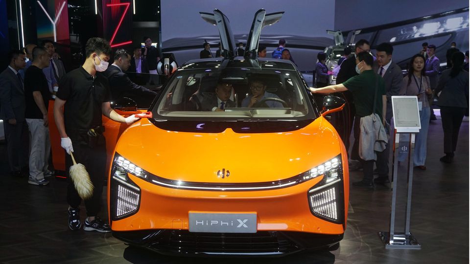 Besucher schauen sich das E-Auto Hiphi X ist auf der Automesse in Shanghai an