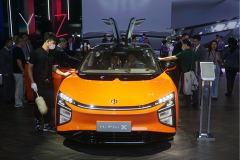 Besucher schauen sich das E-Auto Hiphi X ist auf der Automesse in Shanghai an