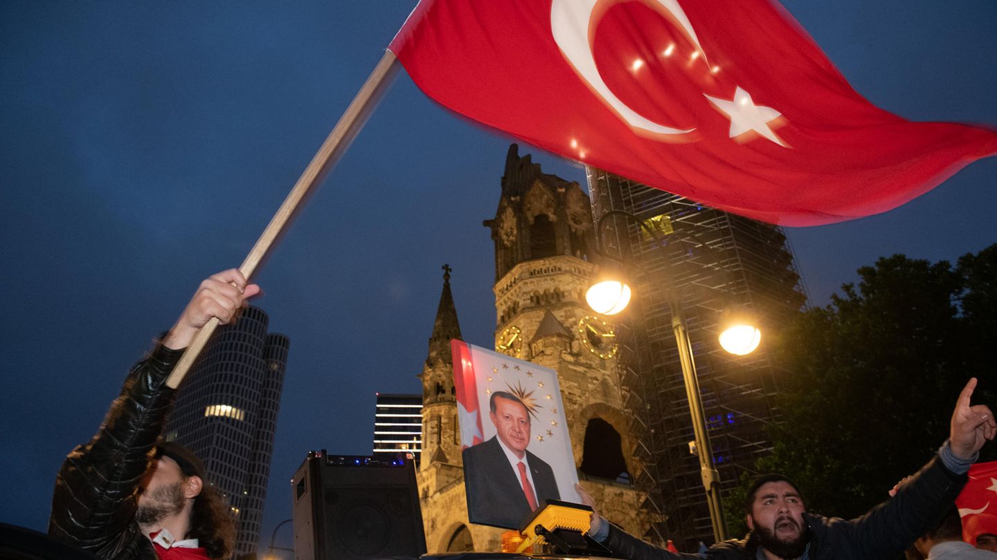 Erdogan-Anhänger feiern auf dem Berliner Kurfürstendamm das Ergebnis der Wahl in der Türkei 2018