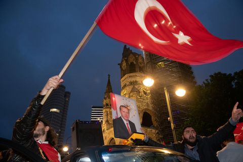 Erdogan-Anhänger feiern auf dem Berliner Kurfürstendamm das Ergebnis der Wahl in der Türkei 2018