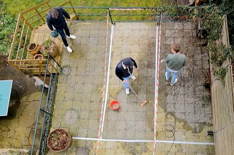 So wird der Terrassenboden schnell von Grünbelag befreit