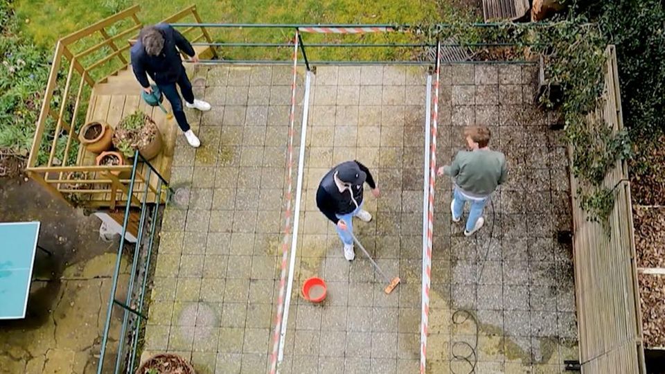 So wird der Terrassenboden schnell von Grünbelag befreit