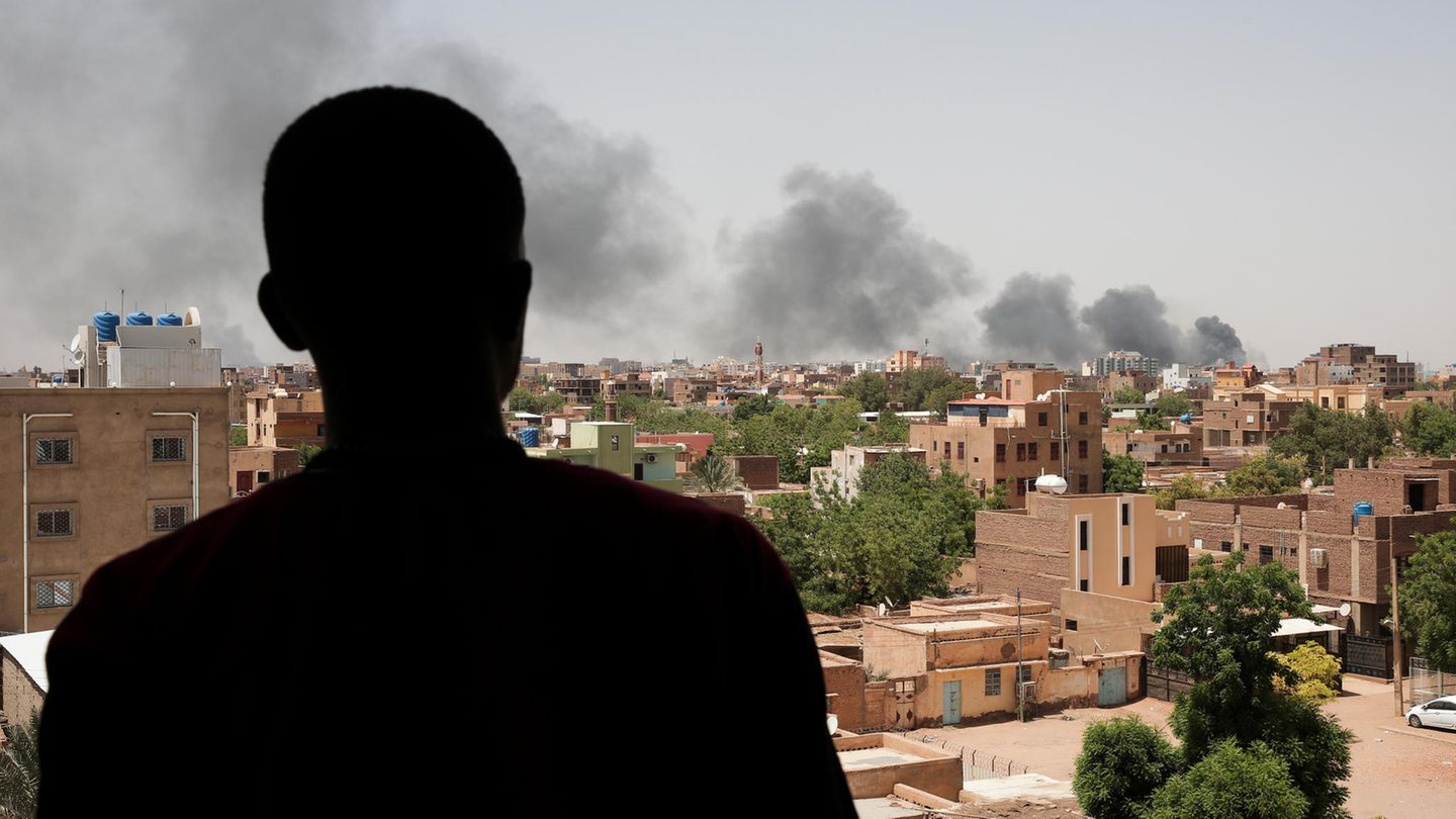 Sudan: Ein Mann blickt auf eine Rauchsäule im umkämpften Khartum Ein Mann blickt auf eine Rauchsäule im umkämpften Khartum