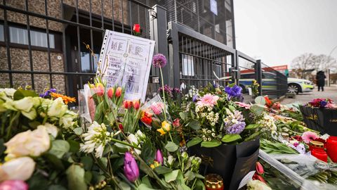 Blumen vor dem Gemeindehaus der Zeugen Jehovas in Hamburg