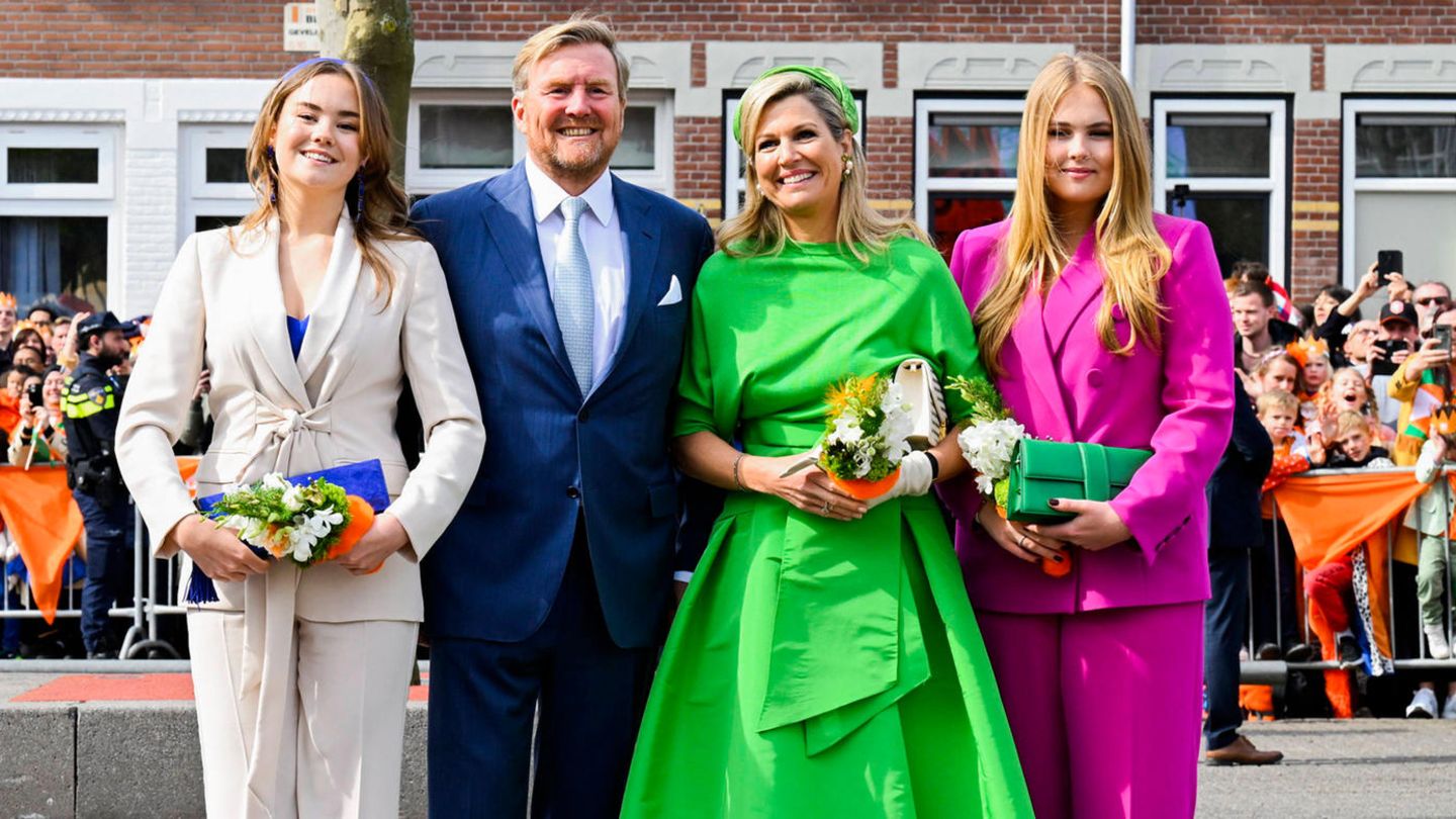 Feiern in Leuchtfarben: König Willem-Alexander feiert seinen 56. Geburtstag im Kreise seiner Lieben. Prinzessin Ariane, der König, Königin Máxima und Kronprinzessin Amalia sind nach Rotterdam gereist. Es fehlt die mittlere Tochter, Prinzessin Alexia. Sie ist derzeit in Wales am United World College of the Atlantic, um dort das Abitur abzulegen. Das Outfit der Königin stammt von Natan. Das belgische Designhaus gehört zu ihren Favoriten. Die künftige Monarchin Amalia trägt einen Hosenanzug von Marina Rinaldi und Arianes stammt von Max & Co.