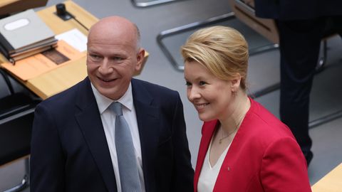 Kai Wegner, CDU, und Franziska Giffey, SPD im Abgeordnetenhaus Berlin