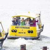 Ihren Spaziergang durch Rotterdam hat die Royal Family im Süden der Stadt begonnen. Um zur Innenstadt zu gelangen, nutzen sie Wassertaxis. Nach einem erfrischenden Getränk darf das Winken natürlich nicht fehlen.