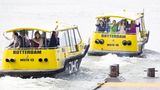 Ihren Spaziergang durch Rotterdam hat die Royal Family im Süden der Stadt begonnen. Um zur Innenstadt zu gelangen, nutzen sie Wassertaxis. Nach einem erfrischenden Getränk darf das Winken natürlich nicht fehlen.