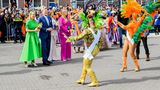 Nach der Ankunft in Rotterdam am Afrikaanderplein werden das royale Geburtstagskind, Máxima, Amalia und Ariane von einer Tanzgruppe begrüßt