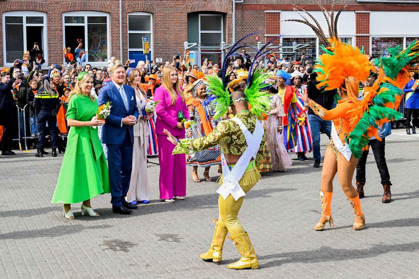 Nach der Ankunft in Rotterdam am Afrikaanderplein werden das royale Geburtstagskind, Máxima, Amalia und Ariane von einer Tanzgruppe begrüßt