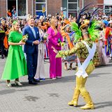 Nach der Ankunft in Rotterdam am Afrikaanderplein werden das royale Geburtstagskind, Máxima, Amalia und Ariane von einer Tanzgruppe begrüßt