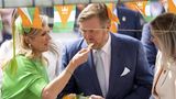 Na, schmeckt's? An einem der Stände mit Essen lässt Königin Máxima ihren Gatten naschen