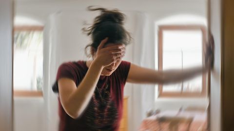 Frau mit Kopfschmerzen