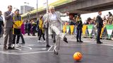 Laurentien vor, noch ein Tor! Die niederländische Prinzessin und Schwägerin von König Willem-Alexander nimmt an einem Spiel während des Königstags teil. Mit Begeisterung – und auf hohen Hacken – schießt sie einen Ball Richtung Tor. Etwas belustigt sieht ihr Mann, Prinz Constantijn (l. im braunen Anzug) zu