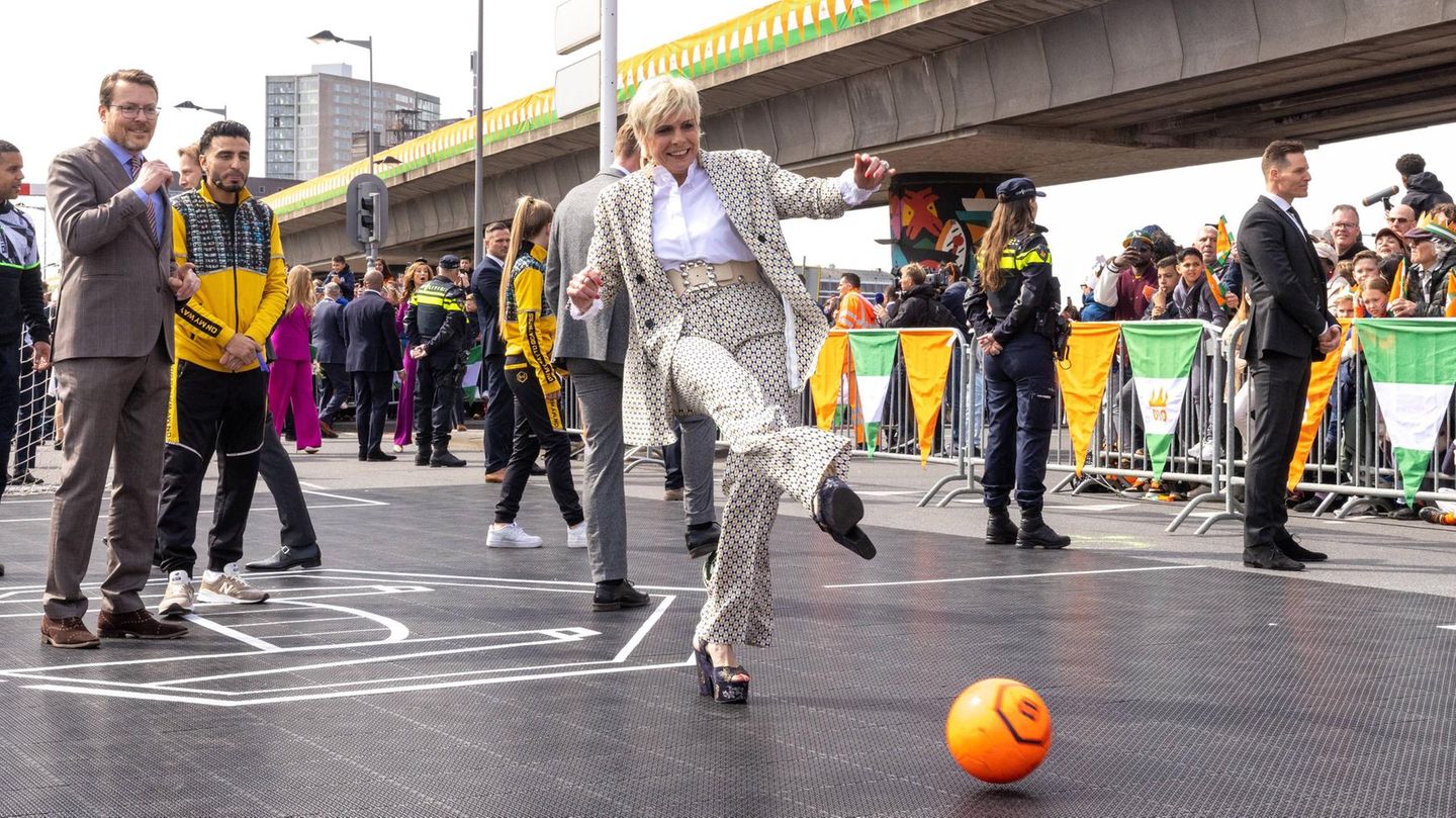 Niederländisches Königshaus: Laurentien vor, noch ein Tor! Die niederländische Prinzessin und Schwägerin von König Willem-Alexander nimmt an einem Spiel während des Königstags teil. Mit Begeisterung – und auf hohen Hacken – schießt sie einen Ball Richtung Tor. Etwas belustigt sieht ihr Mann, Prinz Constantijn (l. im braunen Anzug) zu Laurentien vor, noch ein Tor! Die niederländische Prinzessin und Schwägerin von König Willem-Alexander nimmt an einem Spiel während des Königstags teil. Mit Begeisterung – und auf hohen Hacken – schießt sie einen Ball Richtung Tor. Etwas belustigt sieht ihr Mann, Prinz Constantijn (l. im braunen Anzug) zu