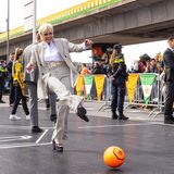 Laurentien vor, noch ein Tor! Die niederländische Prinzessin und Schwägerin von König Willem-Alexander nimmt an einem Spiel während des Königstags teil. Mit Begeisterung – und auf hohen Hacken – schießt sie einen Ball Richtung Tor. Etwas belustigt sieht ihr Mann, Prinz Constantijn (l. im braunen Anzug) zu