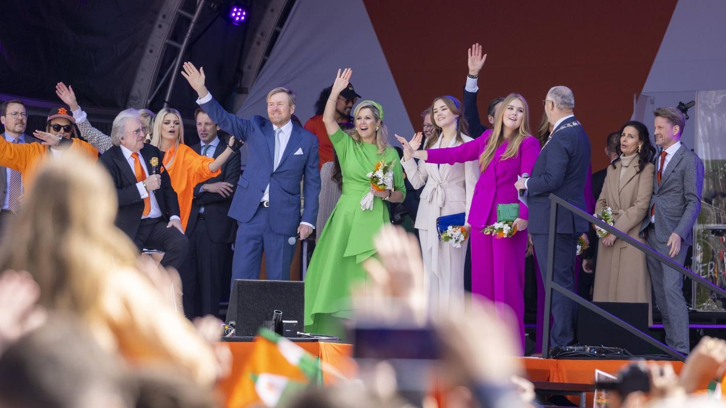 Zum Abschluss gibt's ein Ständchen für den König. Gemeinsam mit dem Volk singen die Royals dem Geburtstagskind ein Lied – oftmals lautstark angeführt von Königin Máxima