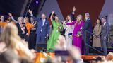 Zum Abschluss gibt's ein Ständchen für den König. Gemeinsam mit dem Volk singen die Royals dem Geburtstagskind ein Lied – oftmals lautstark angeführt von Königin Máxima