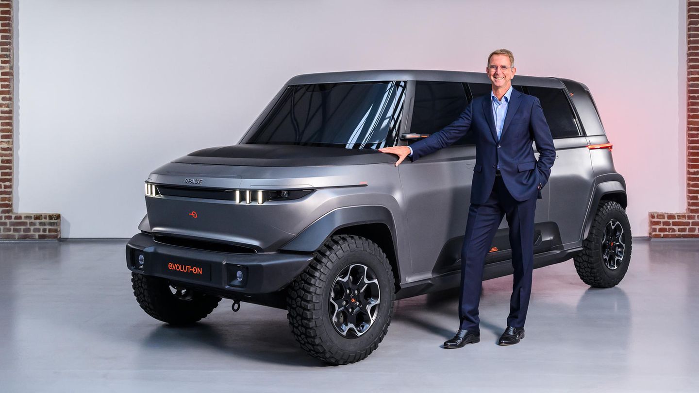 Der Unternehmensgründer Prof. Günther Schuh steht neben dem Hybridauto Space