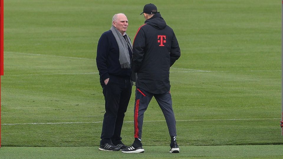 Uli Hoeneß besuchte die Mannschaft beim Training und unterhielt sich angeregt mit Trainer Thomas Tuchel Uli Hoeneß besuchte die Mannschaft beim Training und unterhielt sich angeregt mit Trainer Thomas Tuchel