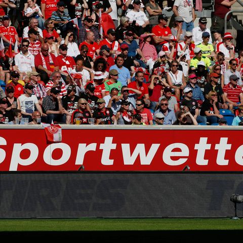 Sportwetten steht auf einer Werbebande