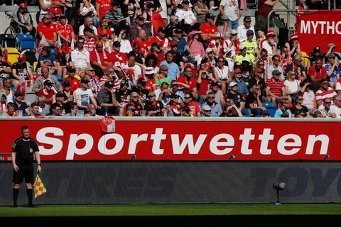Sportwetten steht auf einer Werbebande