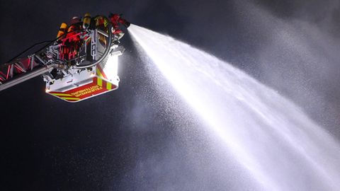 Feuerwehr bei einem Löscheinsatz (Symbolbild)