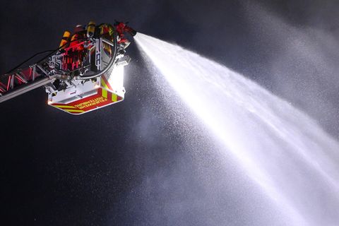 Feuerwehr bei einem Löscheinsatz (Symbolbild)