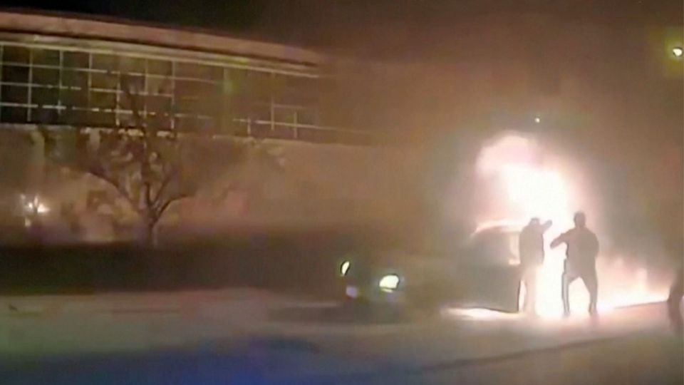 Polizei-Dashcam: Auto fängt während der Fahrt Feuer – 84-Jähriger im letzten Moment gerettet