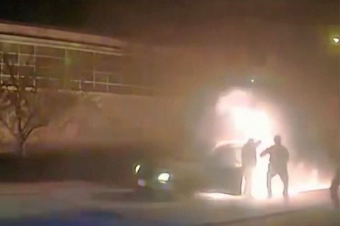 Polizei-Dashcam: Auto fängt während der Fahrt Feuer – 84-Jähriger im letzten Moment gerettet