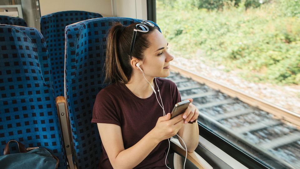 Frau sitzt im Zug